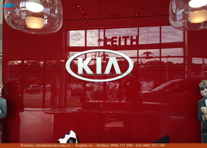 Kính màu làm logo biển quảng cáo