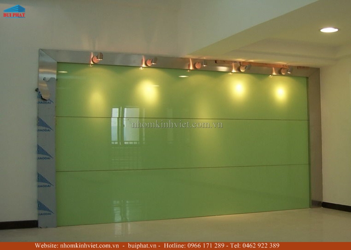 Kính màu ốp tường phòng khách