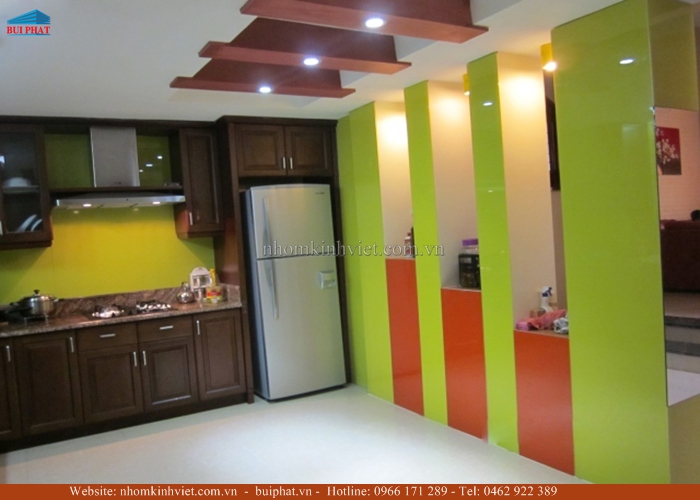 Kính màu ốp tường phòng khách