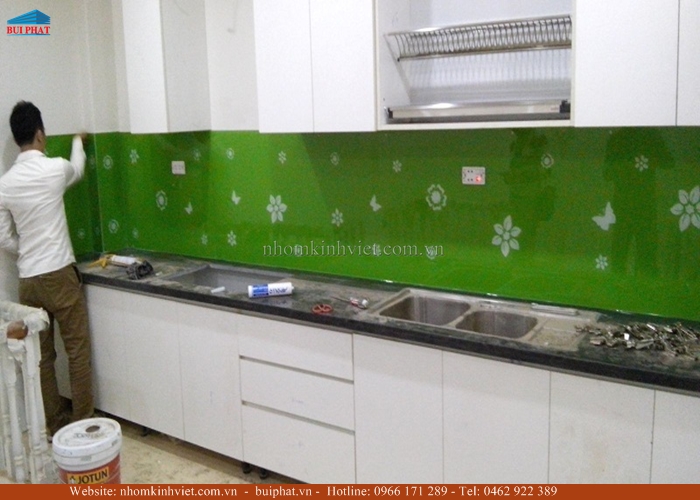 Kính ốp bếp hoa văn