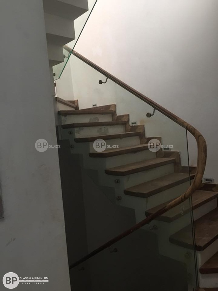 Thi công cầu thang kính cường lực tại nhà anh Ba An Hưng