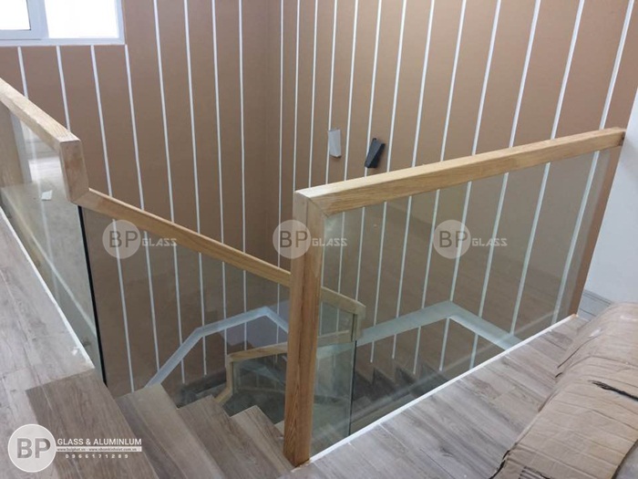 Thi công lan can cầu thang kính 4 tầng biệt thự quận 1 HCM Thi công lan can cầu thang kính 4 tầng biệt thự quận 1 HCM