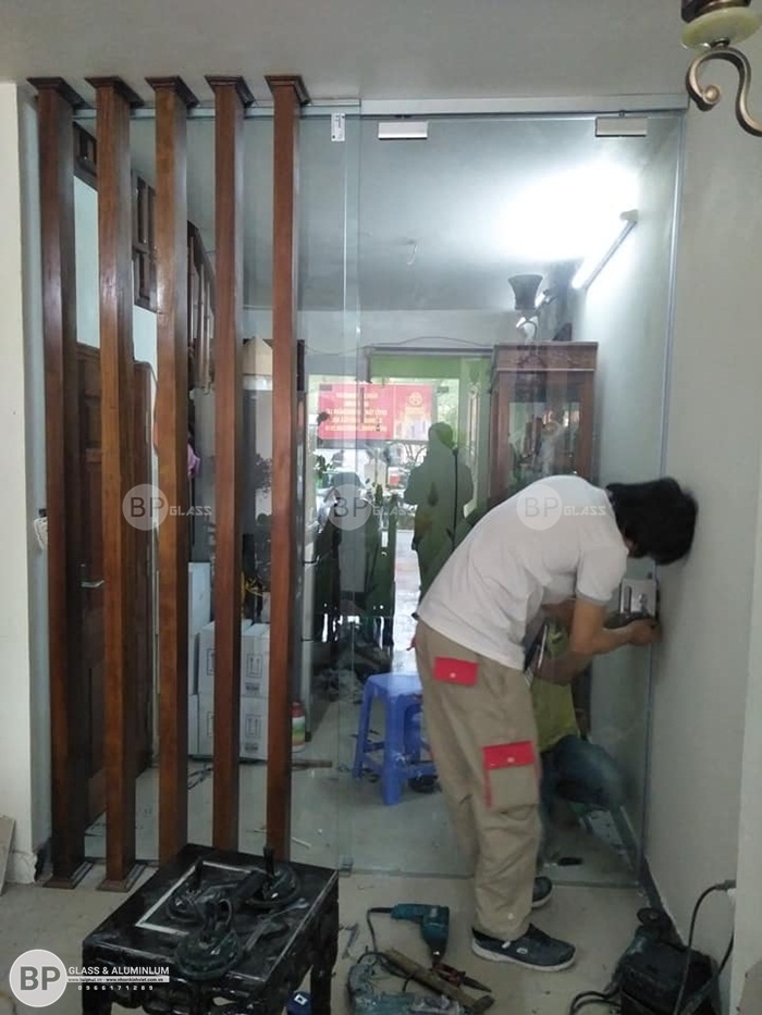 Lắp cửa kính cường lực lùa phụ kiện amg số 59 Lê Hồng Phong
