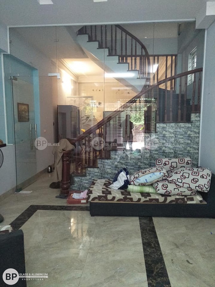 Cửa kính hốc cầu thang ngăn phòng khách và bếp tại Ngọc Thụy