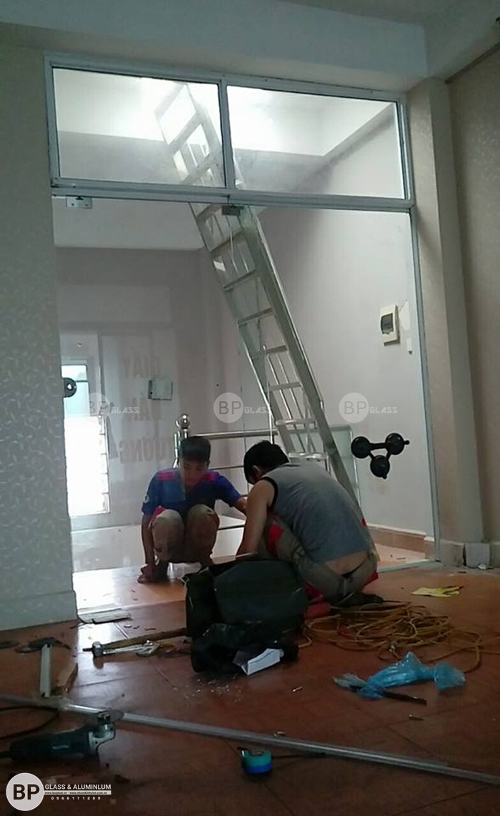 Lắp cửa kính ngăn phòng tầng 2 nhà chị Hê 219 Nguyễn Ngọc Vũ