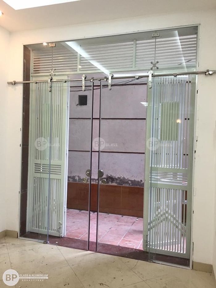 Lắp cửa kính lùa phi 25 nhà anh Hùng Nguyễn Chánh, Hà Nội