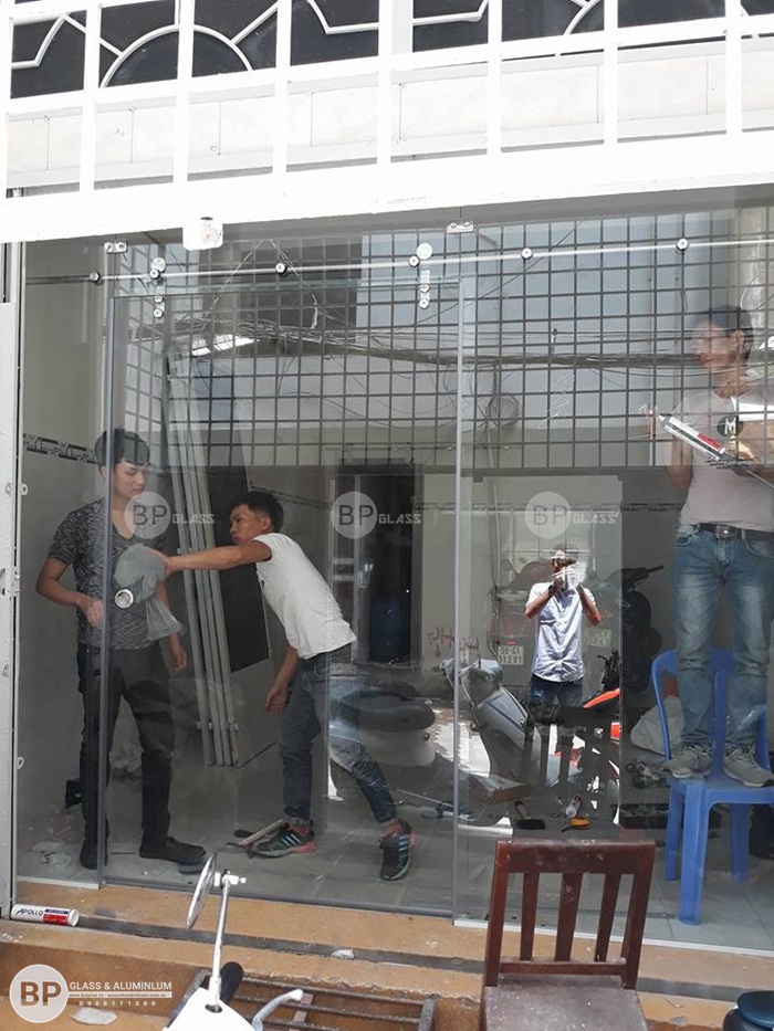 Lắp bộ cửa kính trượt ray treo tại phố Trần Hưng Đạo, HCM
