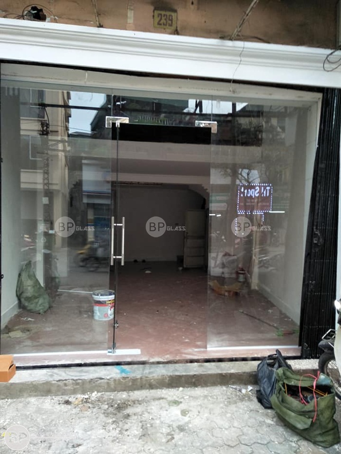 Thi công lắp đặt cửa kính thủy lực anh Thanh 239 Khâm Thiên