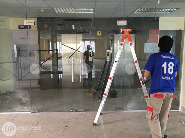 Cửa kính thủy lực 5 tấm tại Nguyễn Xiển, Thanh Xuân , Hn