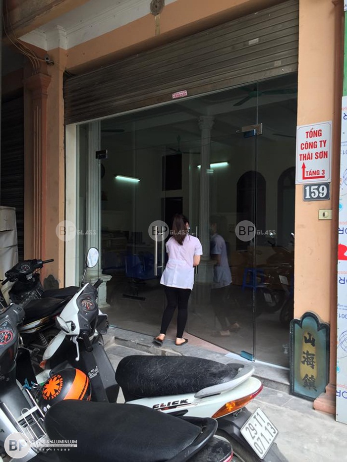 Lắp cửa kính thủy lực cho tổng công ty Thái Sơn Phùng Hưng