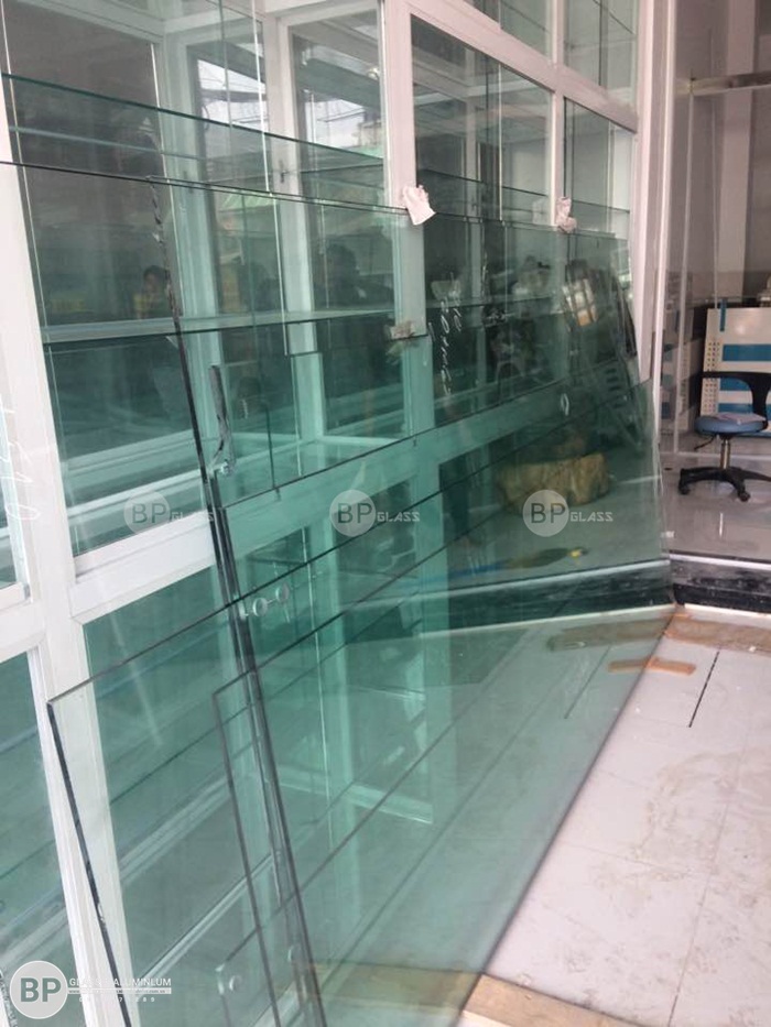 Cửa kính trượt khung inox tại nhà anh Khoa, Tân Chánh Hiệp
