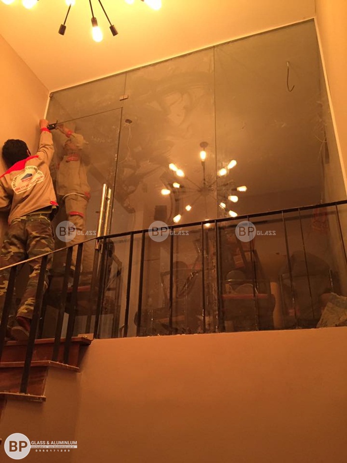 Cửa kính thủy lực 1 cánh tại nhà anh Cường Hàng Gai