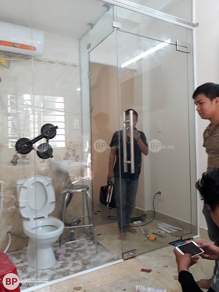 Lắp cửa thủy lực và vách tắm kính lùa tại Quận 5 Hồ Chí Minh