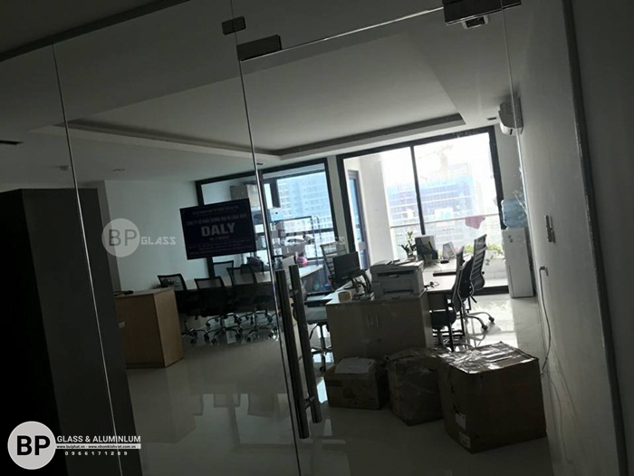 Thi công vách cửa kính văn phòng tại 275 Nguyễn Trãi Hà Đông