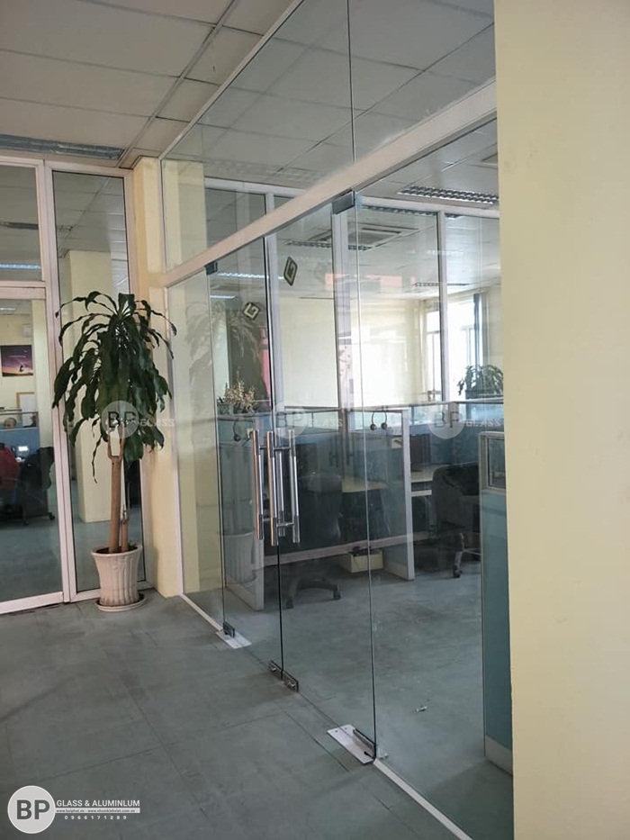 Lắp cửa kính cường lực cho văn phòng tại 280B Lạc Long Quân