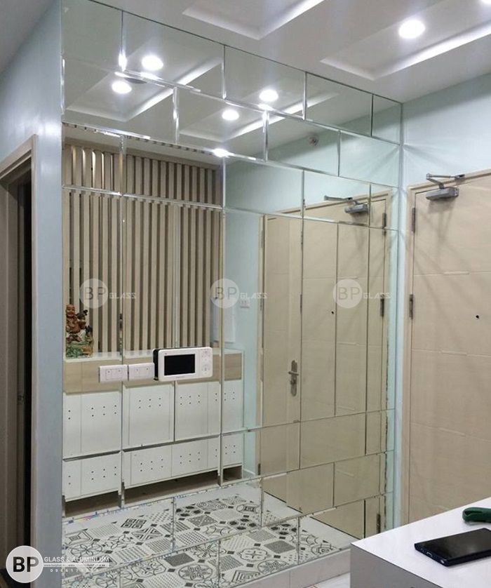 Gương ghép trang trí hình vuông phòng khách tại 11 Thái Hà 