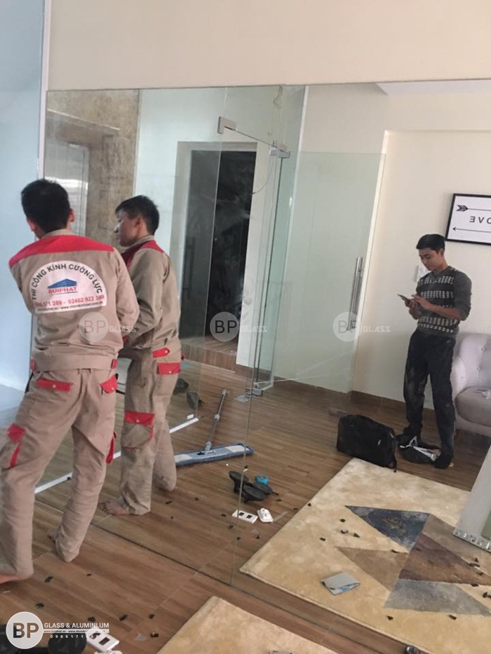 Lắp gương ghép nghệ thuật tại Metro Hà Đông