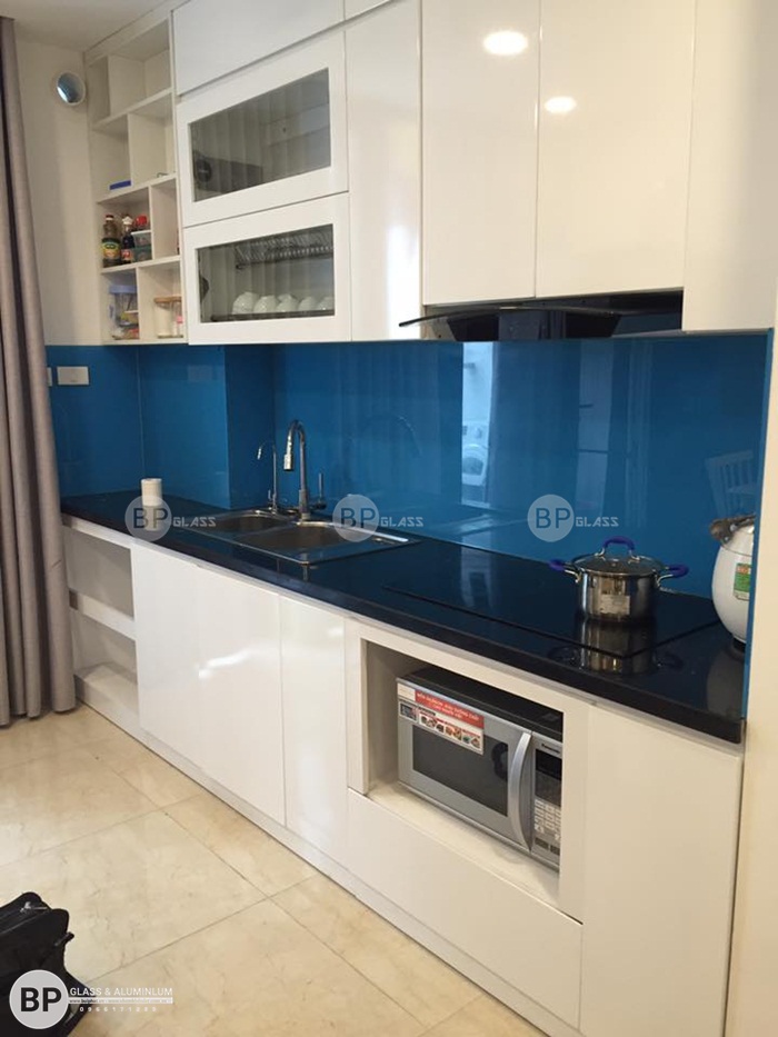 Lắp kính sơn màu ốp bếp nhà Anh Quân Căn 2407 Center Point 
