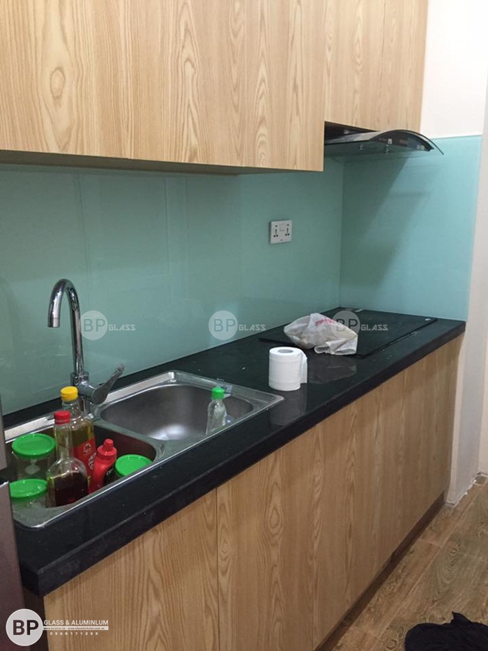 Lắp đặt kính bếp đẹp màu trắng xanh tại Gemeck An Khánh
