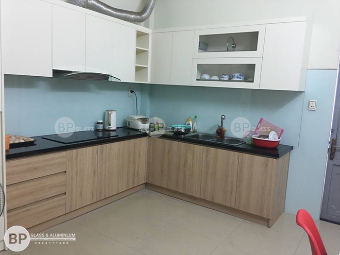 Lắp kính dán tường bếp nhà anh Hoàng Quận 2, HCM