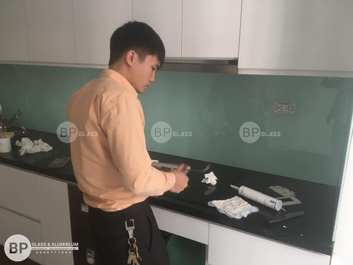 Mẫu kính màu ốp bếp cao cấp lắp cho nhà anh Hùng Lĩnh Nam