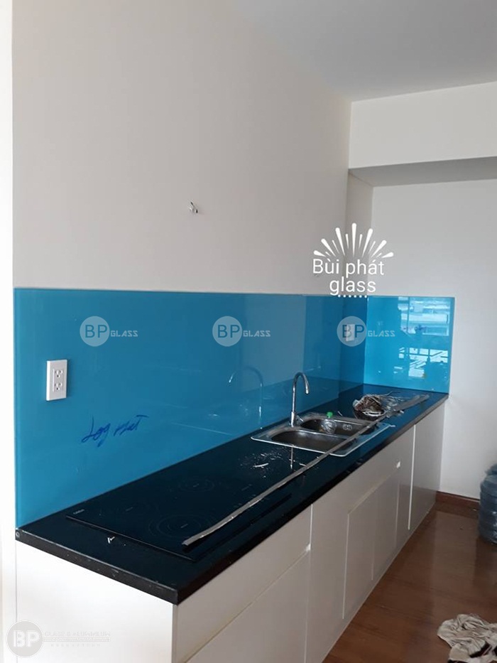 Lắp đặt kính sơn ốp bếp anh Luận Phú Hữu Quận 9