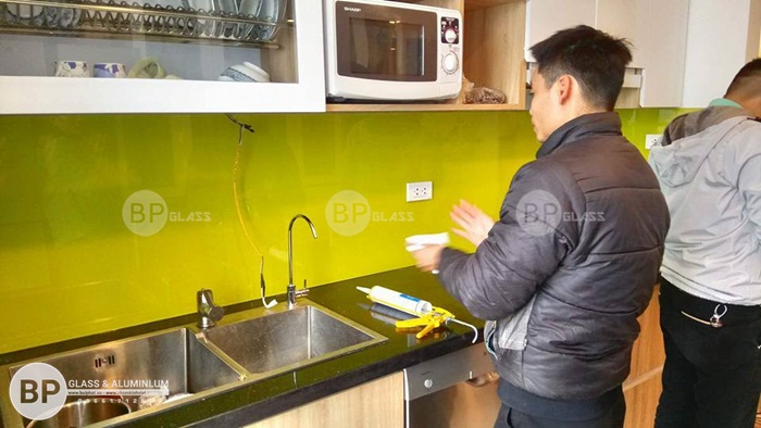 Lắp kính bếp cường lực đẹp cho nhà anh Luyện Văn Khê