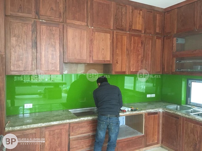 Lắp kính ốp bếp màu xanh lá tại căn biệt thự Thủy Nguyên