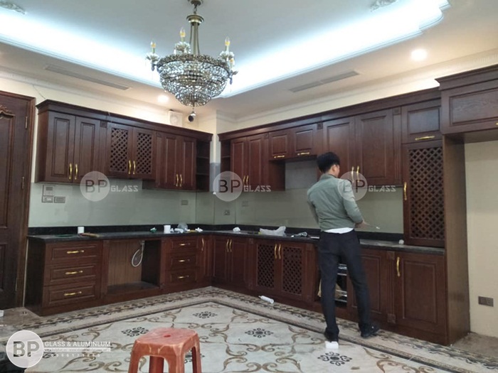 Lắp kính ốp bếp cho tủ bếp gỗ tự nhiên tại 13 Hàng Khoai