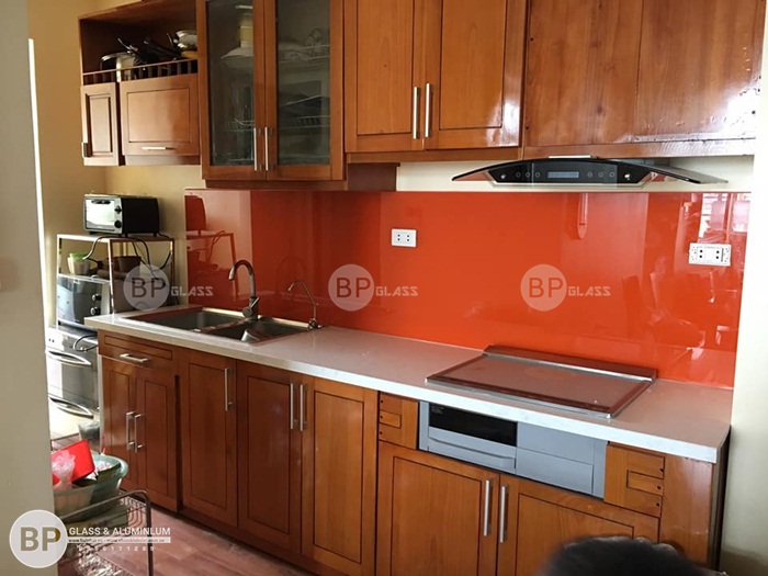 Kính bếp màu đỏ sang trọng nhà anh Phương 170 Đê la Thành