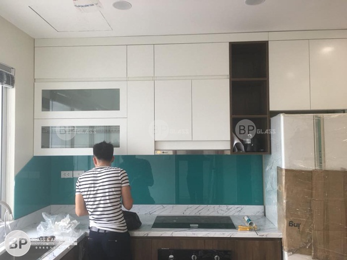 Lắp kính ốp bếp màu trắng sữa nhà anh Trung 381 Minh Khai