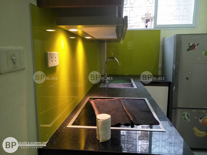 Lắp kính ốp bếp màu vàng nhà anh Trung Xã Đàn