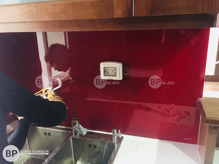 Lắp kính bếp màu đỏ đậm nhà chị Giang 715 Gadren