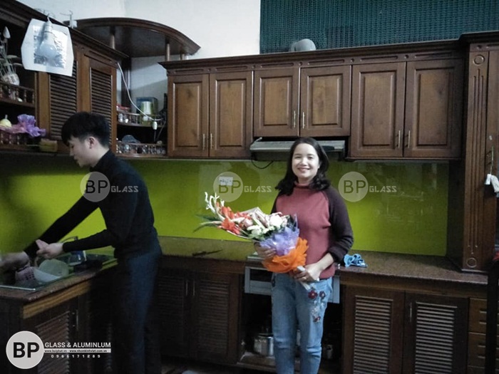 Kính bếp màu xanh lá nhà chị Hoa Trường Trinh, Đống Đa