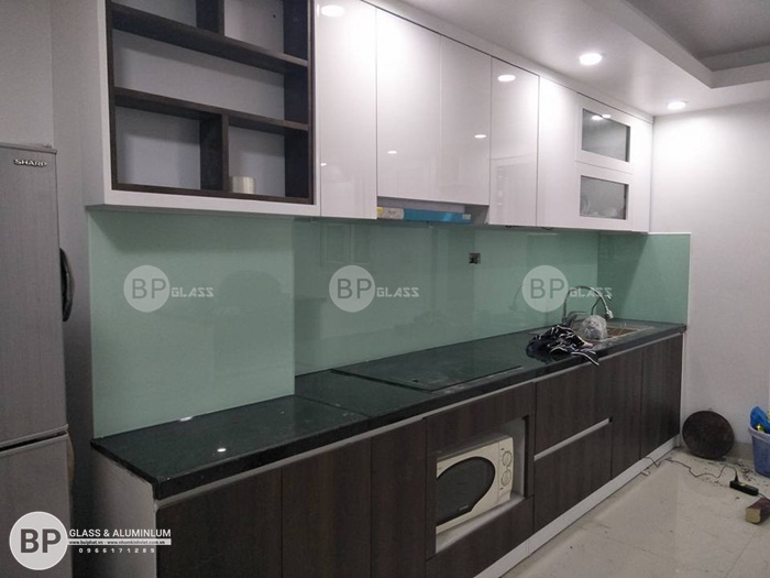 Kính ốp bếp màu trắng xanh lắp cho nhà chị Lan Nguyễn Khoái