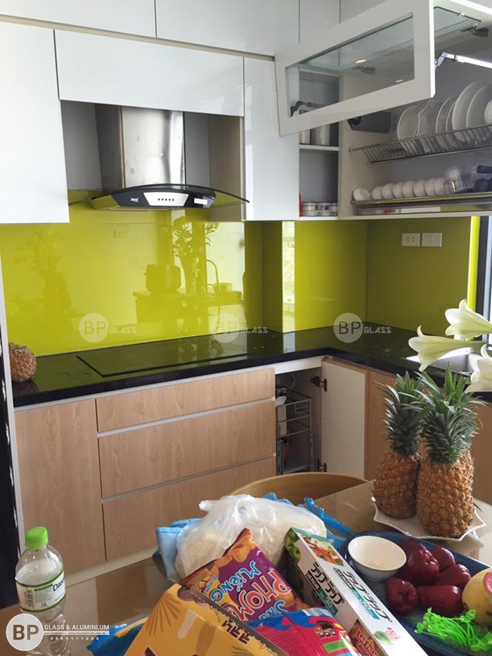 Kính bếp màu vàng lắp nhà chị Quỳnh căn 2508 Center Poin
