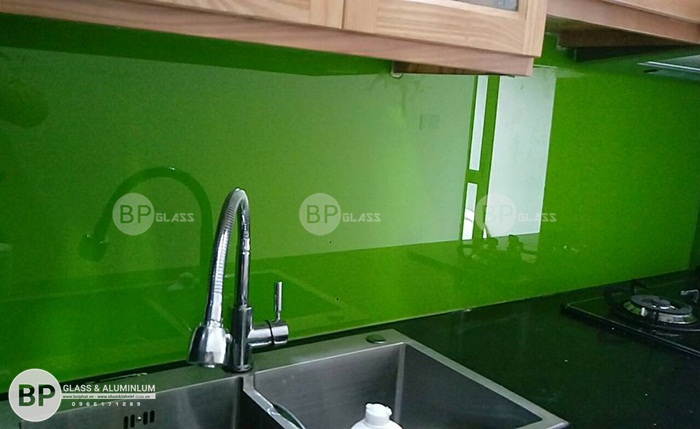 Lắp kính cường lực ốp bếp nhà chị Trang kđt Hưng Thịnh