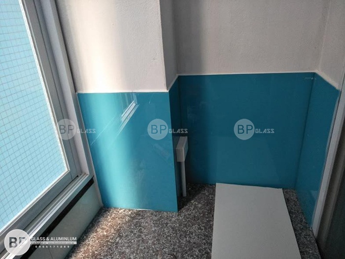 Lắp kính bếp màu xanh dương nhà cô Khuê Liên Trì