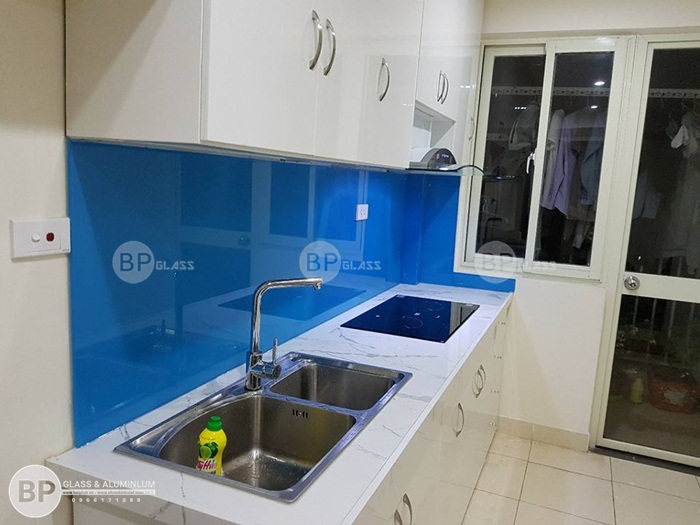 Lắp kính bếp màu xanh nước biển tại chung cư Ecohome