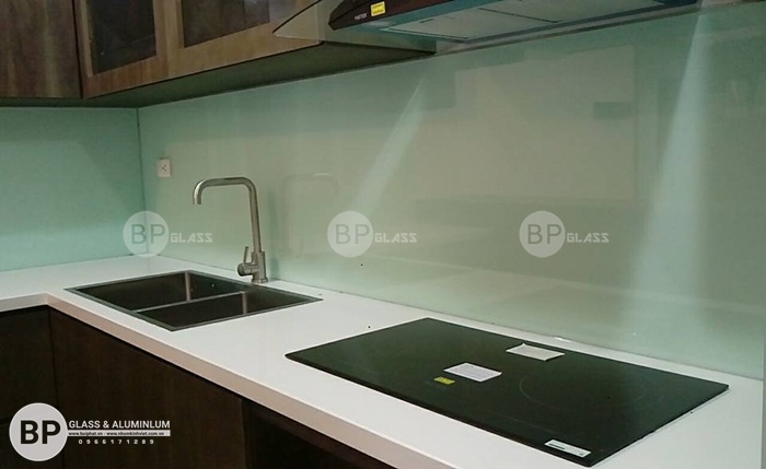 Kính bếp dán tường hoàn thiện tại căn 3103 Goldsill Vạn Phúc