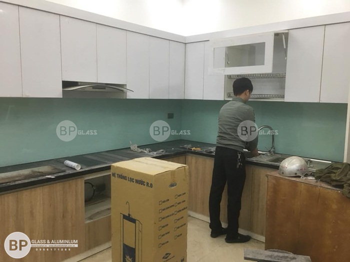 Lắp kính ốp bếp đẹp cho tủ bếp màu trắng tại kđt Đại Kim