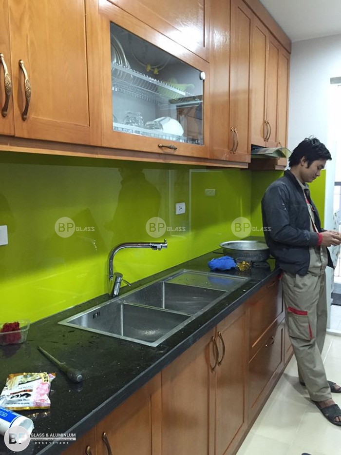 Lắp đặt kính ốp bếp màu xanh non tại Kđt Xuân Phương