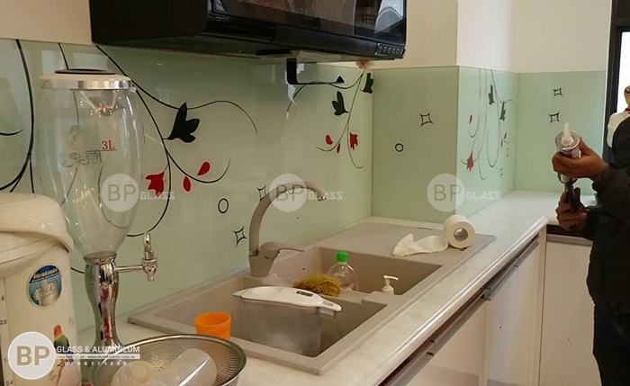 Kính màu ốp bếp họa tiết hiện đại cho nhà Bác Châu