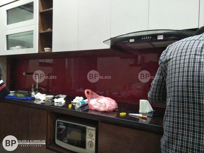 Kính ốp bếp màu đỏ rubi kim sa tại Ngọc Lâm