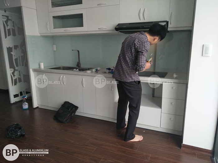 Lắp kính ốp bếp màu trắng sữa tại nhà chị Giang Lĩnh Nam