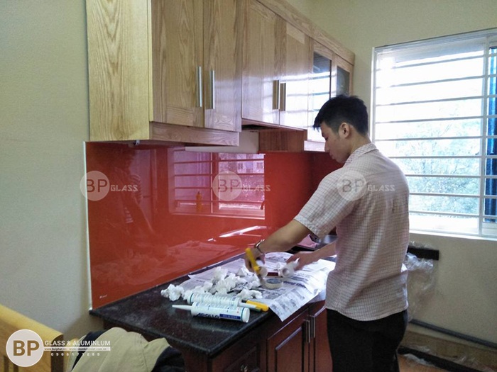 Lắp kính bếp màu vàng cam nhà chị Huyền Kđt Việt Hưng