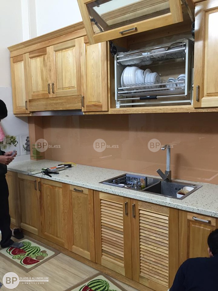 Lắp kính bếp màu hồng nhũ tại 1194 Đường Láng, Láng Hạ
