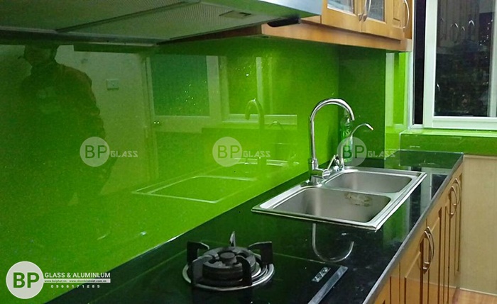 Lắp kính màu ốp bếp tại Ngô Quyền