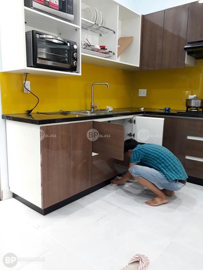 Kính ốp tường bếp nhà Anh Việt quận Thủ Đức HCM