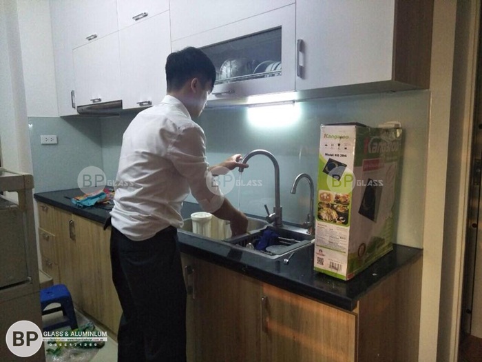 Lắp kính bếp tại nhà Bác Chu Tân Phát Hoàng Mai